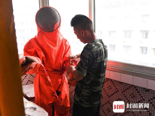 妙畅果粒复合果汁，满满果肉喝得到，大容量出击，制胜春节市场！