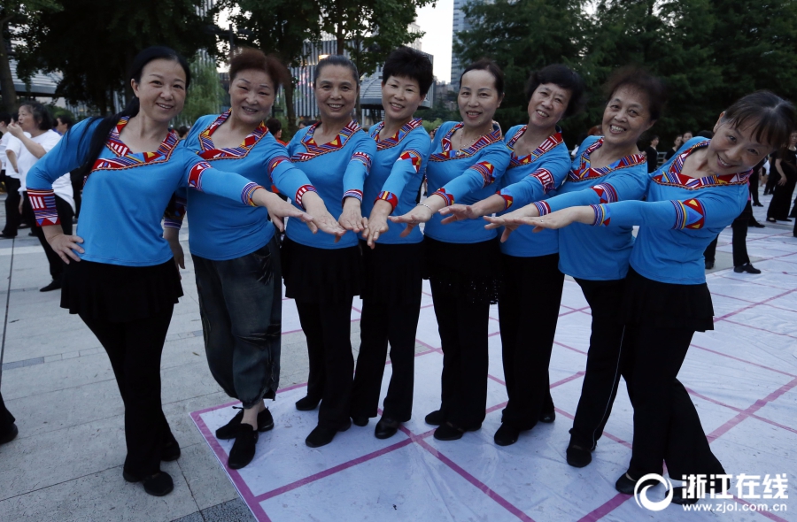 乐冰洋果粒果汁，兼具品质与实力，双重美味，火爆畅销！