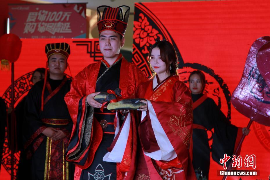繁阳吴越钱氏宗族向繁昌图书馆捐献《钱氏宗谱》