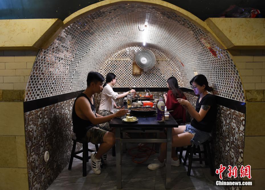 书记上门来带货 扶贫葡萄不愁卖
