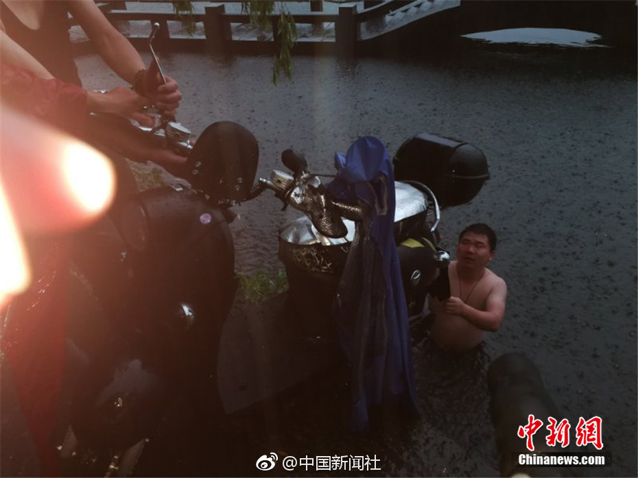 白庆祝了哈弗茨弑旧主后闭嘴手势庆祝，结果越位在先进球无效