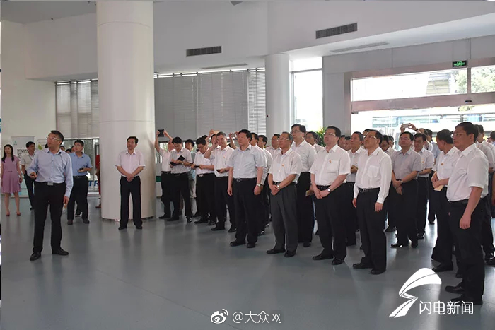 教孩子包粽子 传承民俗文化