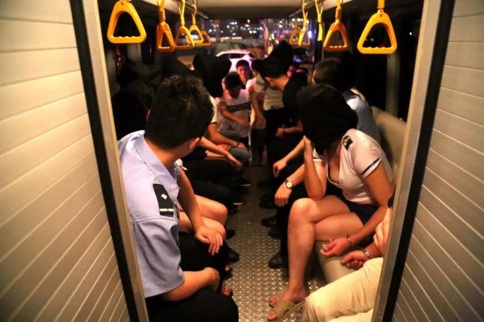 繁阳吴越钱氏宗族向繁昌图书馆捐献《钱氏宗谱》