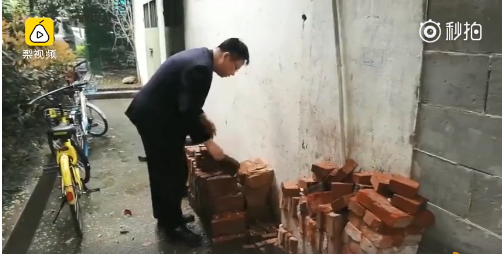 古稀老翁自掏腰包送戏下乡