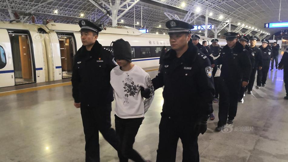 朋友团聚，人生小趣，小趣苏打水，苏打水中先行品牌！