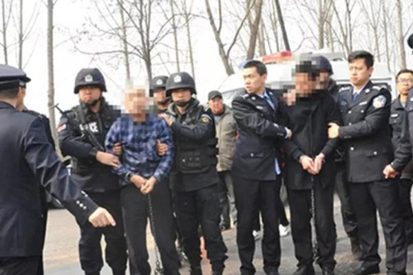 交警言传身教解说交通安全知识