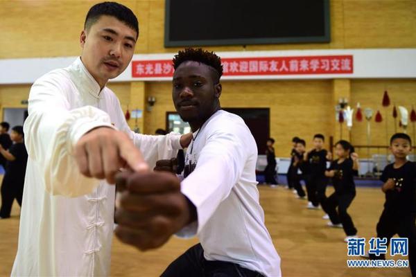 萧县在刘套镇千亩桃园举行第三十三届桃花笔会
