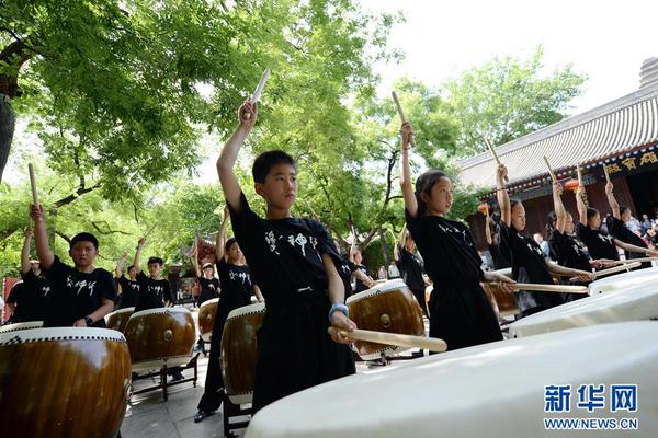 教孩子包粽子 传承民俗文化