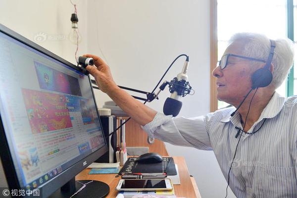 教孩子包粽子 传承民俗文化