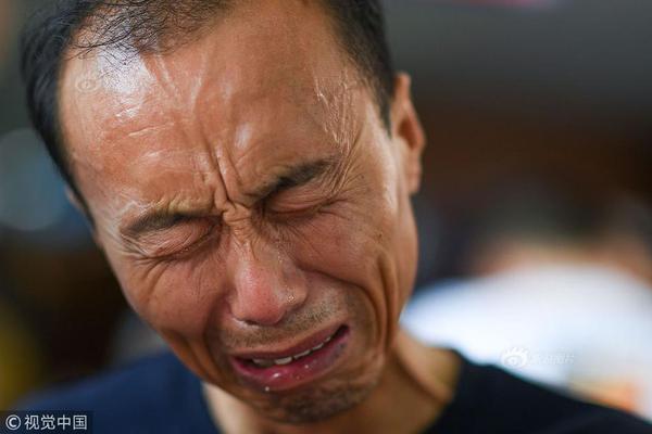 教孩子包粽子 传承民俗文化