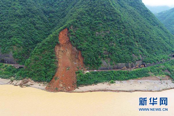 黄山西镇街挖出一条石板古街