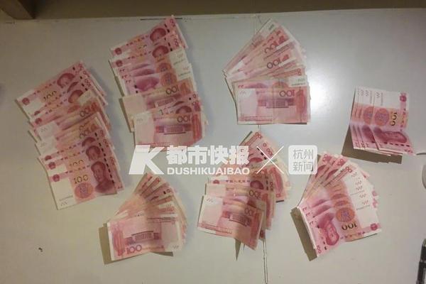 书记上门来带货 扶贫葡萄不愁卖