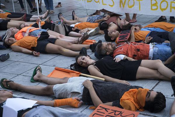 喂饼老父亲加纳乔晒和B费、阿玛德合照，B费评论：我的儿子们
