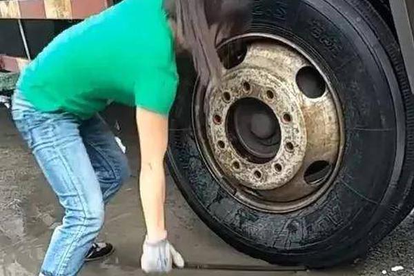 全责！罗马主帅尤里奇下课，博洛尼亚官微整活滕哈赫下课名场面