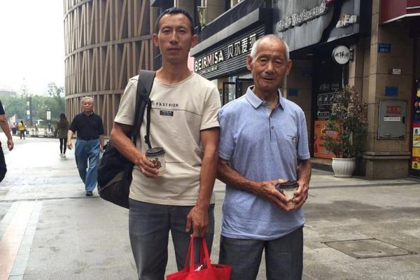 河南疯嗨食物旗下小铁1根大面筋燃爆2021全国食博会，展位热闹非凡！