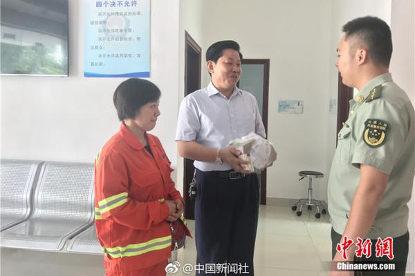 这后防！科尔维尔出球失误，萨卡打门被封堵马丁内利补射被扑