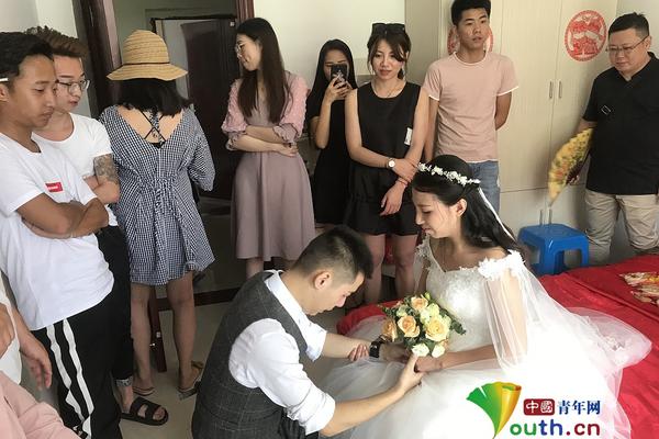 繁阳吴越钱氏宗族向繁昌图书馆捐献《钱氏宗谱》