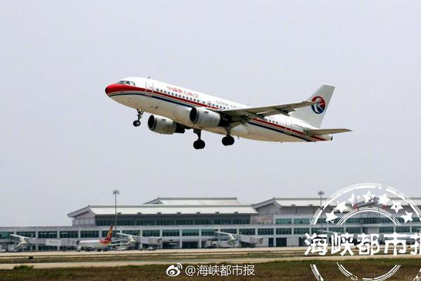 “红马甲”走进杏园做直播