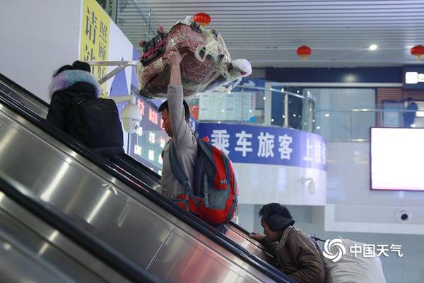 妙畅果粒复合果汁，满满果肉喝得到，大容量出击，制胜春节市场！