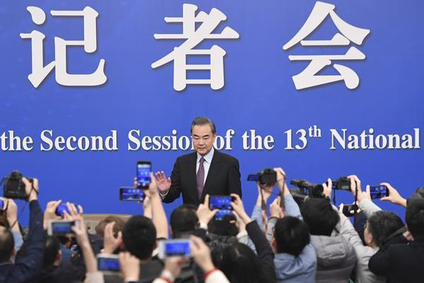 动康拎桶果汁露脸成都春糖，掀起果汁新风潮！
