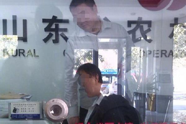 留念严凤英95周年诞辰敬献鲜花活动举办