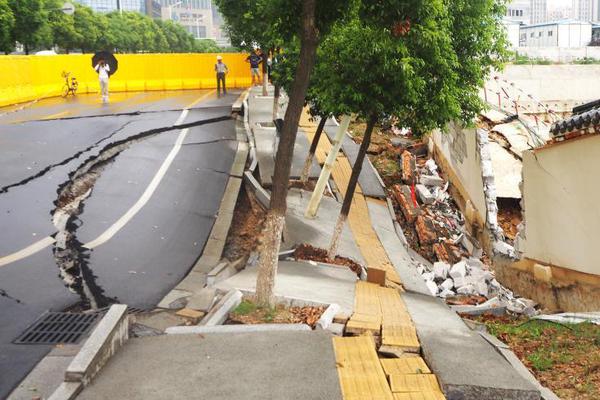 黄山西镇街挖出一条石板古街