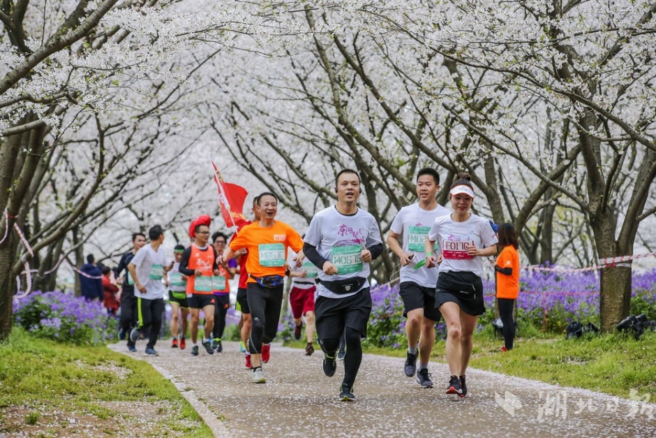 全国400余名钓友垂钓白湖
