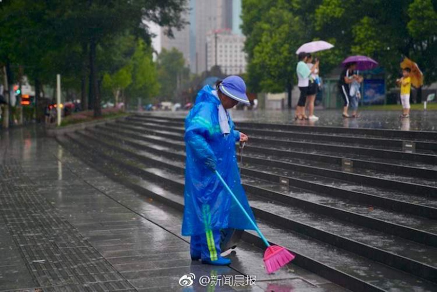 “草帽”大爷哪来13部智能手机 辩称是算命费用